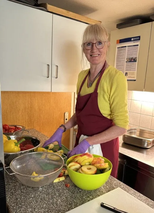 Babsy schneidet in der Küche Obst