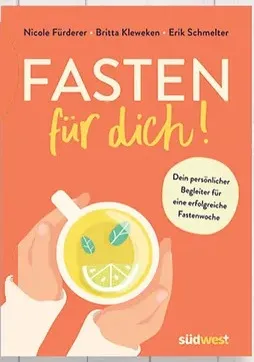 Das Buchcover „Fasten für dich!“ von Nicole Fürderer, Britta Kleweken und Erik Schmelter: zwei Hände halten eine Tasse Tee mit Zitronenscheibe