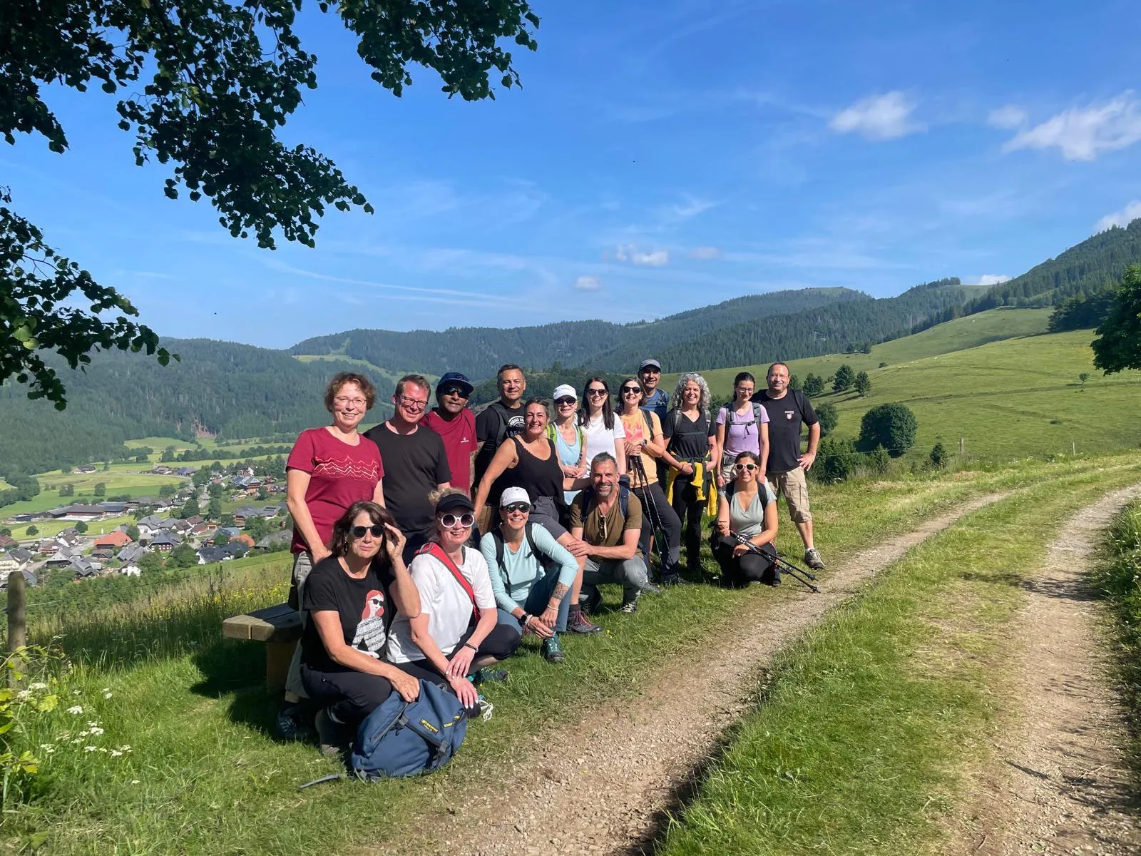 Eine Fastengruppe macht am Wegrand oberhalb von Menzenschwand Pause, unten im Tal liegt das Dorf