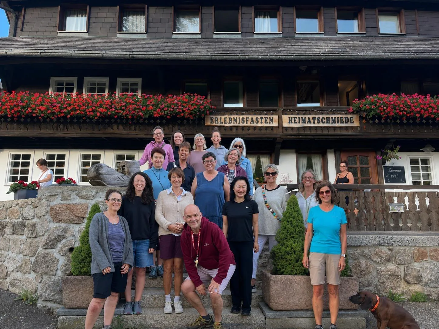 Die Gruppe am Abreisetag auf der Treppe vor der Heimatschmiede